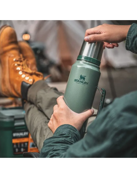 Termo Clasico 950 Ml Con Manija Y Tapon Cebador Verde 10-10148-001 Stanley